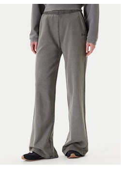 Guess Spodnie dresowe V5RB17 KCOS1 Szary Regular Fit ze sklepu MODIVO w kategorii Spodnie damskie - zdjęcie 184155443
