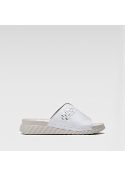 Klapki Go Soft EST-2299-02 ze sklepu ccc.eu w kategorii Klapki damskie - zdjęcie 184156492
