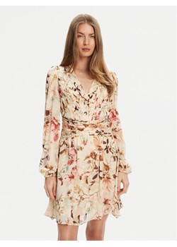 Guess Sukienka koktajlowa W5YK20 WDW82 Beżowy Regular Fit ze sklepu MODIVO w kategorii Sukienki - zdjęcie 184158483
