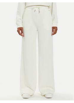 Guess Spodnie palazzo Peony V4BB02 KCHR2 Biały Relaxed Fit ze sklepu MODIVO w kategorii Spodnie damskie - zdjęcie 184158530