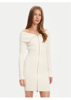 Guess Sukienka dzianinowa W5YK28 Z30I2 Écru Slim Fit ze sklepu MODIVO w kategorii Sukienki - zdjęcie 184158554