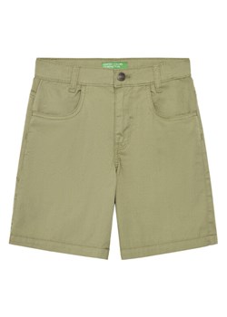 United Colors Of Benetton Szorty materiałowe 47RGC902U Zielony Regular Fit ze sklepu MODIVO w kategorii Spodenki chłopięce - zdjęcie 184158672