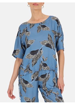 Niebieska bluzka z printem abstrakcyjnych liści Potis & Verso Adel ze sklepu Eye For Fashion w kategorii Bluzki damskie - zdjęcie 184161701