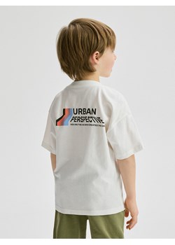 Reserved - Bawełniany t-shirt z nadrukiem - złamana biel ze sklepu Reserved w kategorii T-shirty chłopięce - zdjęcie 184163683
