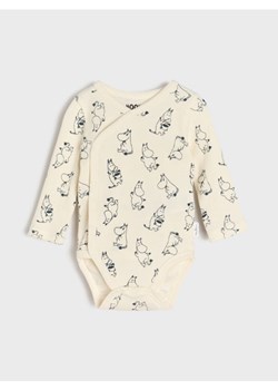 Sinsay - Body z prążkowanej dzianiny The Moomins - kremowy - id: WJ066-01X - marki Sinsay - 184164540 Sinsay - Body z prążkowanej dzianiny The Moomins - kremowy ze sklepu Sinsay w kategorii Body niemowlęce - zdjęcie 184164540