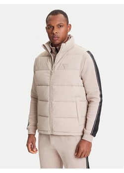 Guess Bezrękawnik Z5YL08 WGTN0 Beżowy Regular Fit ze sklepu MODIVO w kategorii Kamizelki męskie - zdjęcie 184165064