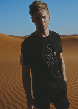 Wyjątkowa koszulka z krótkim rękawem z linii Dakar VIP - id: 10045703-003 - marki Diverse - 184173843 Wyjątkowa koszulka z krótkim rękawem z linii Dakar VIP ze sklepu Diverse w kategorii T-shirty męskie - zdjęcie 184173843
