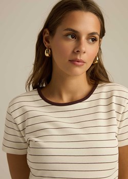 Dopasowany T-shirt damski z kontrastowym dekoltem - id: 10046762-609 - marki Diverse - 184181203 Dopasowany T-shirt damski z kontrastowym dekoltem ze sklepu Diverse w kategorii Bluzki damskie - zdjęcie 184181203