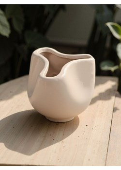 Sinsay - Doniczka ceramiczna o nieregularnym kształcie - różowy ze sklepu Sinsay w kategorii Doniczki i osłonki - zdjęcie 184184051