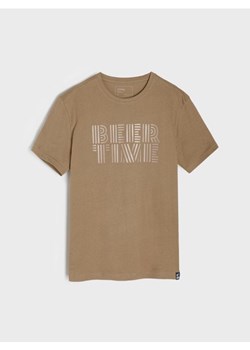 Sinsay - Bawełniana koszulka regular fit z napisem - brązowy ze sklepu Sinsay w kategorii T-shirty męskie - zdjęcie 184184144