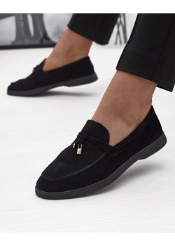 Royalfashion Czarne ażurowe damskie mokasyny ze złotą ozdobą Sulewia ze sklepu royalfashion.pl w kategorii Mokasyny damskie - zdjęcie 184186371