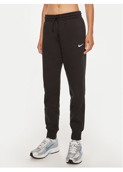 Nike Spodnie dresowe FZ7626 Czarny Regular Fit ze sklepu MODIVO w kategorii Spodnie damskie - zdjęcie 184187361
