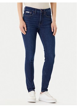Calvin Klein Jeans Jeansy LV047B772G Granatowy Skinny Fit ze sklepu MODIVO w kategorii Jeansy damskie - zdjęcie 184187432