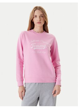 Tommy Jeans Bluza Essential DW0DW20942 Różowy Regular Fit ze sklepu MODIVO w kategorii Bluzy damskie - zdjęcie 184193194