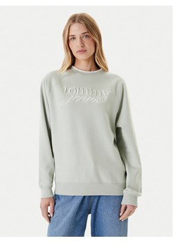 Tommy Jeans Bluza Script DW0DW21196 Zielony Regular Fit ze sklepu MODIVO w kategorii Bluzy damskie - zdjęcie 184193234
