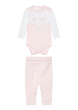 Guess Komplet body i spodnie H5YW08 J1314 Różowy Regular Fit ze sklepu MODIVO w kategorii Odzież dla niemowląt - zdjęcie 184197033