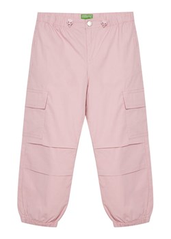 United Colors Of Benetton Spodnie materiałowe 4L2VCF046 Różowy Relaxed Fit ze sklepu MODIVO w kategorii Spodnie dziewczęce - zdjęcie 184199643