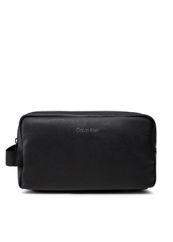 Calvin Klein Kosmetyczka Warmth Washbag K50K507347 Czarny - id: 8719854891185 - marki Calvin Klein - 184206800 Calvin Klein Kosmetyczka Warmth Washbag K50K507347 Czarny ze sklepu MODIVO w kategorii Kosmetyczki - zdjęcie 184206800