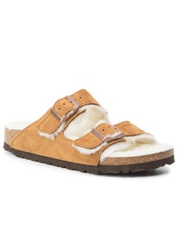 Birkenstock Kapcie Arizona Fur 1001135 Brązowy ze sklepu MODIVO w kategorii Kapcie damskie - zdjęcie 184209834