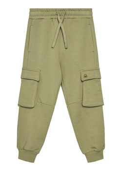 United Colors Of Benetton Spodnie dresowe 3UNICF066 Zielony Regular Fit ze sklepu MODIVO w kategorii Spodnie chłopięce - zdjęcie 184214531