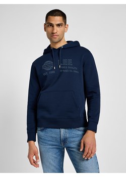 LEE MĘSKA BLUZA Z KAPTUREM LEE SEASONAL HOODIE INKY BLUE 112358048 ze sklepu YouNeedit.pl w kategorii Bluzy męskie - zdjęcie 184229261
