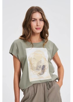 T-shirt z nadrukiem oliwkowy ze sklepu Moodo.pl w kategorii Bluzki damskie - zdjęcie 184230160