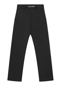 Calvin Klein Jeans Spodnie dresowe IB0IB02538 D Czarny Regular Fit ze sklepu MODIVO w kategorii Spodnie chłopięce - zdjęcie 184231822