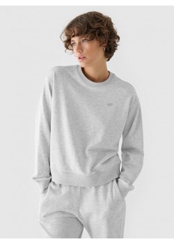 Damska bluza dresowa nierozpinana bez kaptura 4F 4FWMM00TSWSF1765 - szara ze sklepu Sportstylestory.com w kategorii Bluzy damskie - zdjęcie 184236634