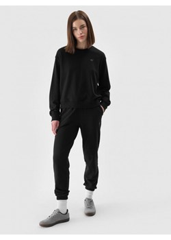 Damskie spodnie dresowe joggery 4F 4FWMM00TTROF1138 - czarne ze sklepu Sportstylestory.com w kategorii Spodnie damskie - zdjęcie 184236732