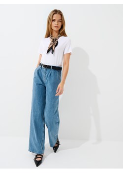 Mohito - T-shirt z dekoltem V - biały ze sklepu Mohito w kategorii Bluzki damskie - zdjęcie 184239422