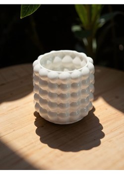 Sinsay - Doniczka ceramiczna o strukturze bąbelkowej - kremowy ze sklepu Sinsay w kategorii Doniczki i osłonki - zdjęcie 184246380