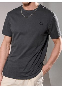 Sinsay - Bawełniana koszulka z nadrukiem regular fit - szary ze sklepu Sinsay w kategorii T-shirty męskie - zdjęcie 184247040