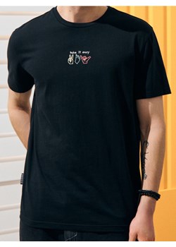 Sinsay - Koszulka z ozdobnym drobnym nadrukiem - czarny ze sklepu Sinsay w kategorii T-shirty męskie - zdjęcie 184247133