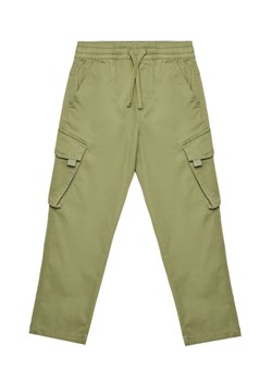 United Colors Of Benetton Spodnie materiałowe 4TCGCF049 Zielony Regular Fit ze sklepu MODIVO w kategorii Spodnie chłopięce - zdjęcie 184253303