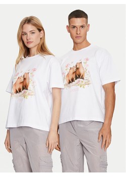 2005 T-Shirt Unisex Capybaras Love Biały Regular Fit ze sklepu MODIVO w kategorii Bluzki damskie - zdjęcie 184261002