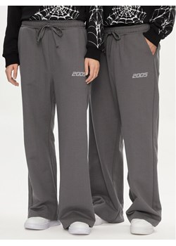 2005 Spodnie dresowe Unisex Cascade Szary Relaxed Fit ze sklepu MODIVO w kategorii Spodnie męskie - zdjęcie 184261010