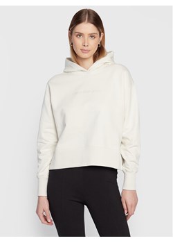 Calvin Klein Jeans Bluza J20J220430 Écru Relaxed Fit ze sklepu MODIVO w kategorii Bluzy damskie - zdjęcie 184261650