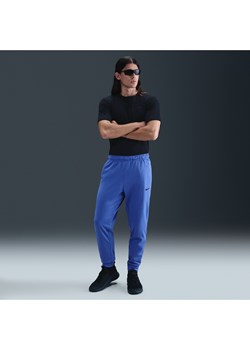Męskie zwężane spodnie do fitnessu Therma-FIT Nike Therma - Niebieski ze sklepu Nike poland w kategorii Spodnie męskie - zdjęcie 184264481