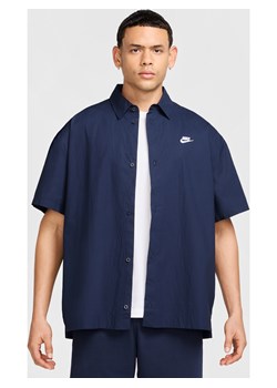 Męska koszula z krótkim rękawem zapinana na guziki Nike Club - Niebieski - id: 41646246370new - marki Nike - 184264510 Męska koszula z krótkim rękawem zapinana na guziki Nike Club - Niebieski ze sklepu Nike poland w kategorii Koszule męskie - zdjęcie 184264510