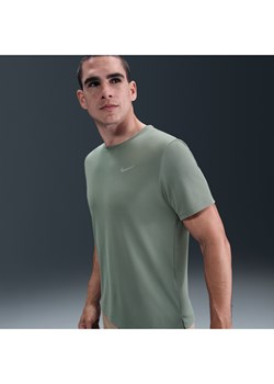 Męska koszulka z krótkim rękawem do biegania Nike Dri-FIT UV Miler - Szary - id: 41646248172new - marki Nike - 184264524 Męska koszulka z krótkim rękawem do biegania Nike Dri-FIT UV Miler - Szary ze sklepu Nike poland w kategorii T-shirty męskie - zdjęcie 184264524