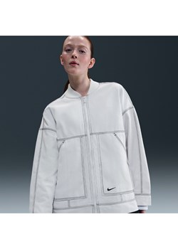 Damska oversizowa kurtka typu cargo z grafiką Nike Sportswear - Biel ze sklepu Nike poland w kategorii Kurtki damskie - zdjęcie 184264542