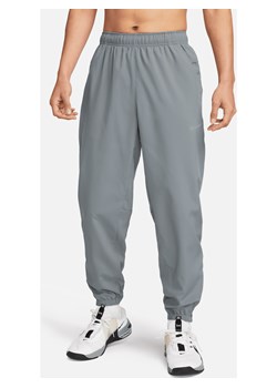 Męskie uniwersalne spodnie ze zwężanymi nogawkami Dri-FIT Nike Form - Szary ze sklepu Nike poland w kategorii Spodnie męskie - zdjęcie 184264791