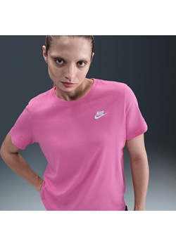 T-shirt damski Nike Sportswear Club Essentials - Różowy ze sklepu Nike poland w kategorii Bluzki damskie - zdjęcie 184264821