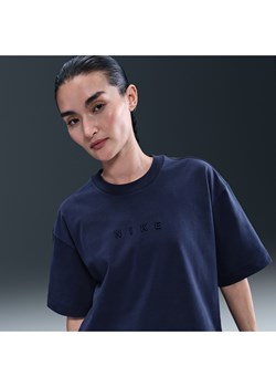 Damski T-shirt o luźnym kroju z krótkim rękawem Nike Sportswear - Niebieski - id: 41646248376new - marki Nike - 184264823 Damski T-shirt o luźnym kroju z krótkim rękawem Nike Sportswear - Niebieski ze sklepu Nike poland w kategorii Bluzki damskie - zdjęcie 184264823