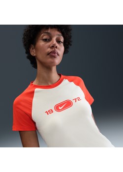 Damski T-shirt z grafiką o dopasowanym kroju Nike Sportswear Chill Knit - Biel ze sklepu Nike poland w kategorii Bluzki damskie - zdjęcie 184264861