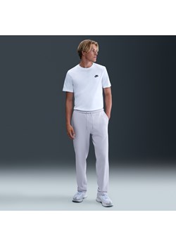 Męskie spodnie z luźnymi nogawkami z dzianiny dresowej Nike Club - Szary ze sklepu Nike poland w kategorii Spodnie męskie - zdjęcie 184264881
