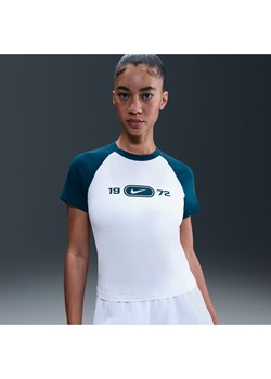 Damski T-shirt z grafiką o dopasowanym kroju Nike Sportswear Chill Knit - Biel ze sklepu Nike poland w kategorii Bluzki damskie - zdjęcie 184264910