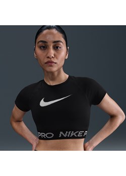 Damska koszulka o skróconym kroju z krótkim rękawem i grafiką Dri-FIT Nike Pro - Czerń ze sklepu Nike poland w kategorii Bluzki damskie - zdjęcie 184265132
