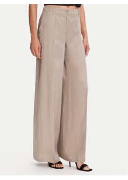 Guess Spodnie materiałowe W5YB02 WH5N2 Beżowy Regular Fit ze sklepu MODIVO w kategorii Spodnie damskie - zdjęcie 184269440
