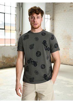 Sinsay - Koszulka z nadrukiem allover - khaki - id: 4985F-87X - marki Sinsay - 184276782 Sinsay - Koszulka z nadrukiem allover - khaki ze sklepu Sinsay w kategorii T-shirty męskie - zdjęcie 184276782